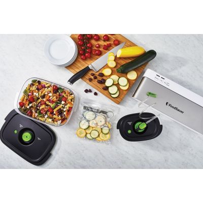 7. FoodSaver VS0100X Compact Vacuum Sealer