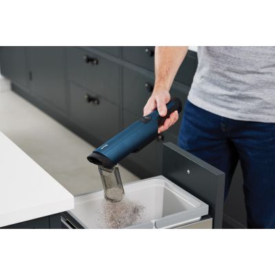 18. SHARK VACUUM CLEANER WV270EU