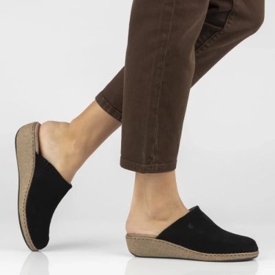 7. Black leather wedge sandals Filippo DK7567