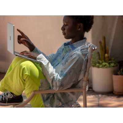 16. Microsoft Surface Go i5 10th/8GB/256G Win10 PRO