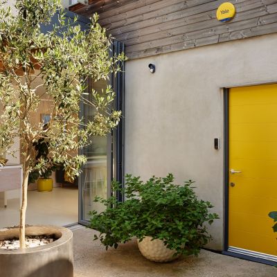 2. Yale Smart Alarm Starter Kit 6 Pieces - Control Unit, Siren, Keypad, Remote Control, Motion Sensor, Window/Door Sensor