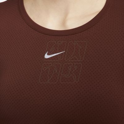 3. Nike Dri-FIT ADV Aura T-shirt W DD0588-273