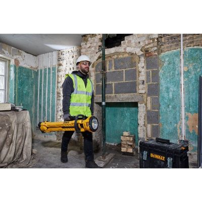 9. DeWalt DCL079-XJ Telescopic Tripod Lamp (3000 lm; Warm White)