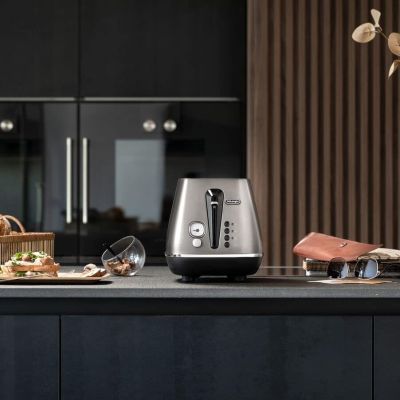 4. DeLonghi Distinta CTIN2103.TB Electric Toaster