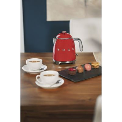 16. SMEG Kettle (KLF05RDEU) mini 0.8L red