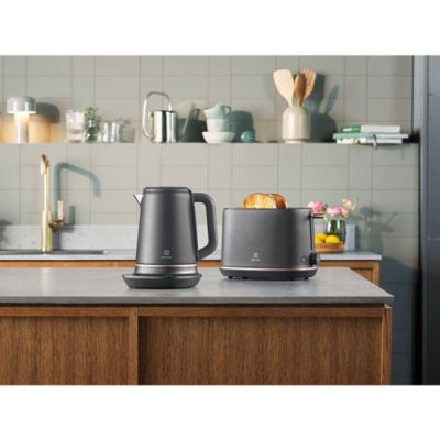 5. ELECTROLUX E7K1-6BP kettle