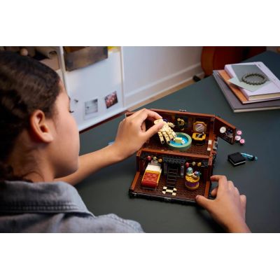 12. LEGO 76785 Wednesday - Hand's Apartment