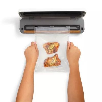 2. Compact vacuum sealer FoodSaver VS0290X