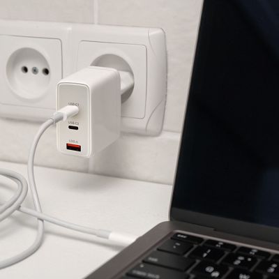 5. Qoltec 100W GaN Wall Charger | 5-20V | 1.5-5A | 2 x USB-C PD | 1 x USB QC 3.0 | White