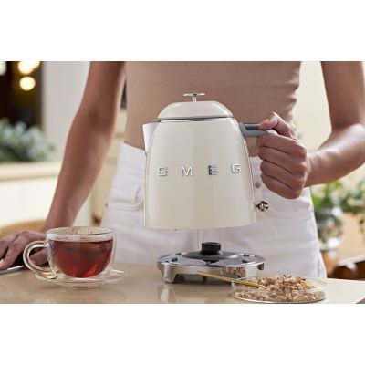 41. SMEG KLF05CREU mini 0.8L creme kettle