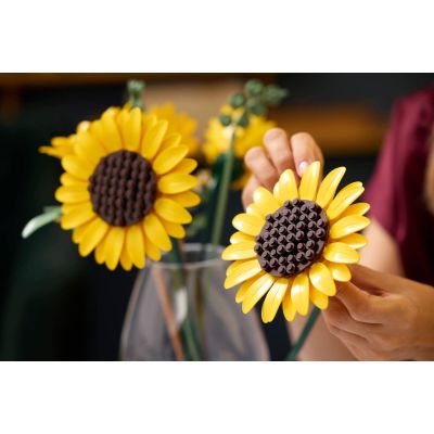 9. LEGO Botanical Collection 11502 - Sunflower Bouquet
