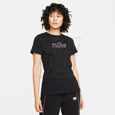 4. Nike Sportswear W DR8977 010 T-shirt