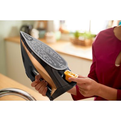 6. PHILIPS DST 7040/80 iron