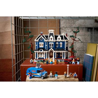 15. LEGO Icons 11370 - Stranger Things: Creel House