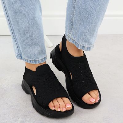 7. Women's closed-toe black sandals Potocki TO90302