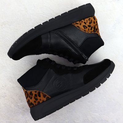 4. Women's leather ankle boots on a black platform Rieker Remonte D2V70-03