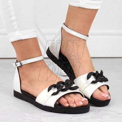 3. Vinceza W JAN309B flat sandals with a chain, white