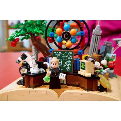 6. LEGO 21355 Ideas - The Evolution of Science