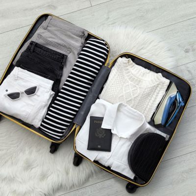 3. Black+Decker BXIR1000E Travel Iron (1000W; blue-silver)