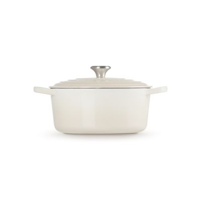 4. Le Creuset Signature Roaster Round Meringue Pan 26cm