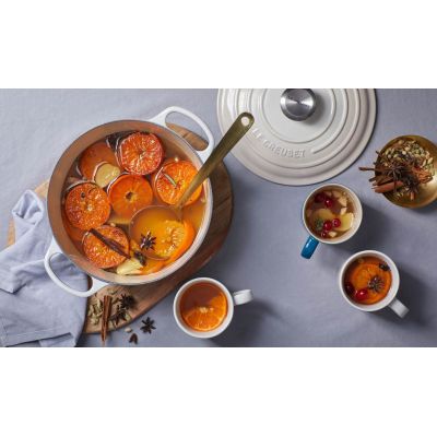 6. Le Creuset Signature Roaster Round Meringue 20cm