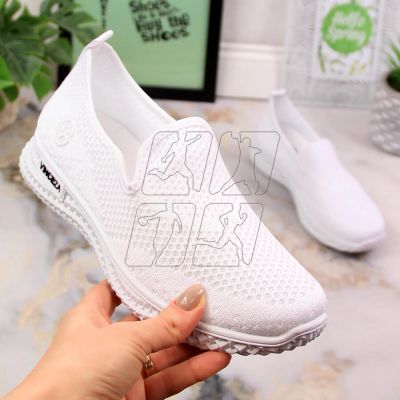 6. Vinceza W JAN190B sports shoes, white