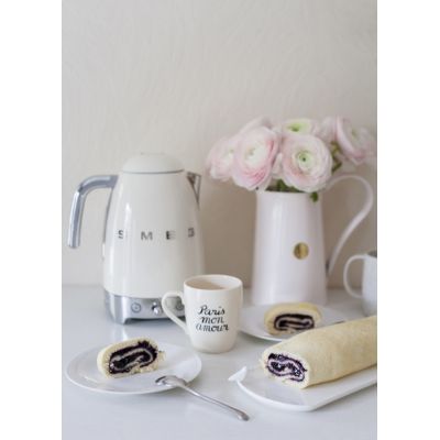 11. SMEG KLF04CREU electric kettle cream