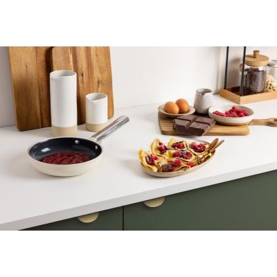 9. Smeg FPF2402CRM frying pan