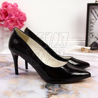 12. Pumps on a black lacquered stiletto W Juma