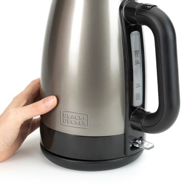 9. Black+Decker BXKE2201E Electric Kettle (2200 W; 1.7 l)