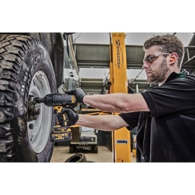 4. Impact Wrench 1/2" 18V 2*5.0Ah DCF900P2G DEWALT