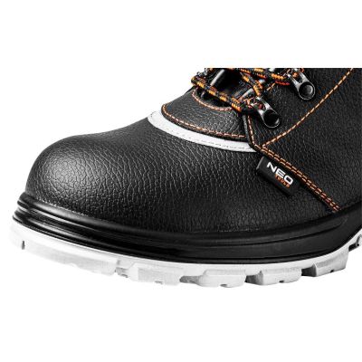 4. Leather work boots, size 39, CE