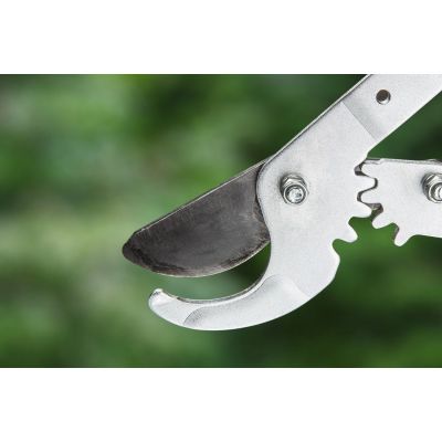 3. Verto 15G256 Garden branch pruner