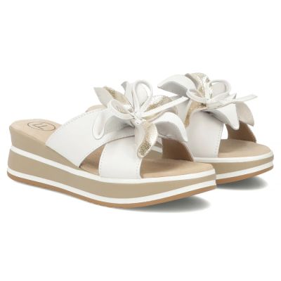 5. Women's leather wedge sandals with a flower, white Filippo DK7636