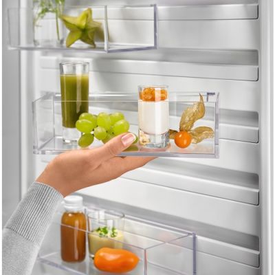 8. ELECTROLUX LNC7ME32X3 fridge-freezer