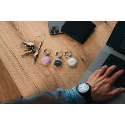 5. Verbatim 32135 GPS Personal Finder Black, Pink, White