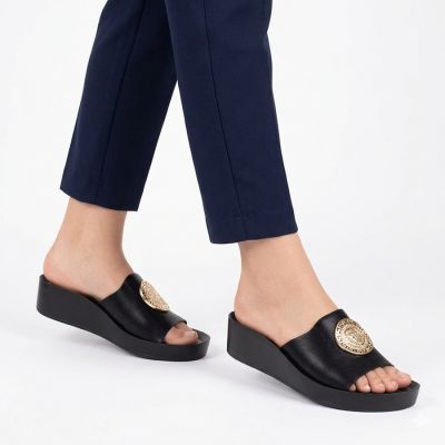 4. Women's black platform flip-flops Potocki 43326
