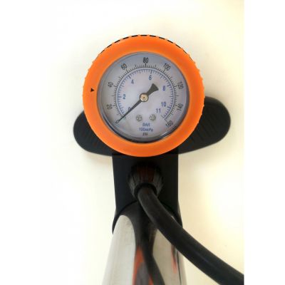 2. Yakima 100295 Hand Pump with Pressure Gauge