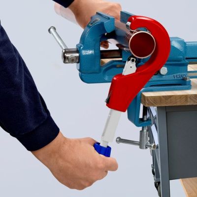 34. Knipex 90 31 03 BK hand pipe cutting tool Pipe cutter