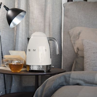7. SMEG KLF04CREU electric kettle cream