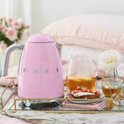 6. Smeg KLF03PKEU Rose Kettle