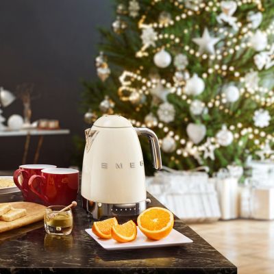 6. Smeg KLF03CREU Electric Kettle 1.7 L 2400 W Cream