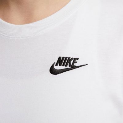 3. Nike Sportswear W DX7902 100 T-shirt