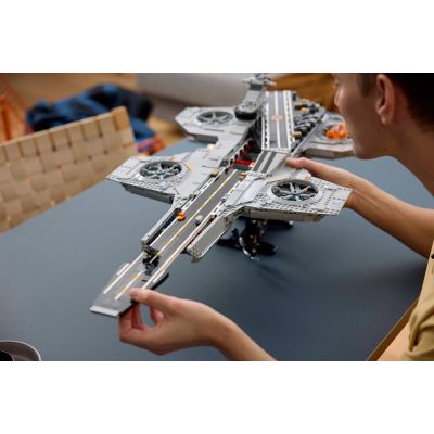 8. LEGO Marvel Super Heroes 76354 - SHIELD Helicarrier