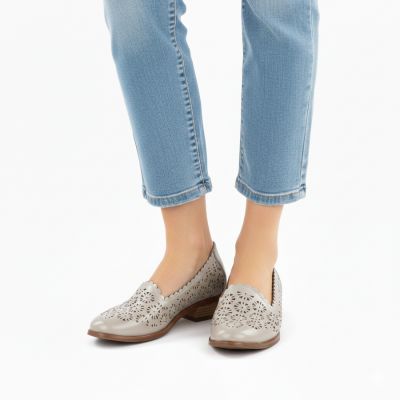 5. Women's openwork gold shoes Potocki SZ12320