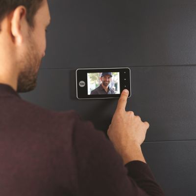 8. Yale 4500 Digital Door Viewer 4"