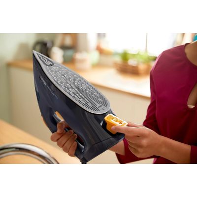 65. PHILIPS DST 7060/20 iron (OUTLET)