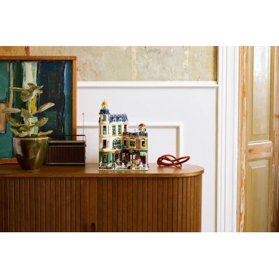 7. LEGO Icons 11371 - Shopping Street