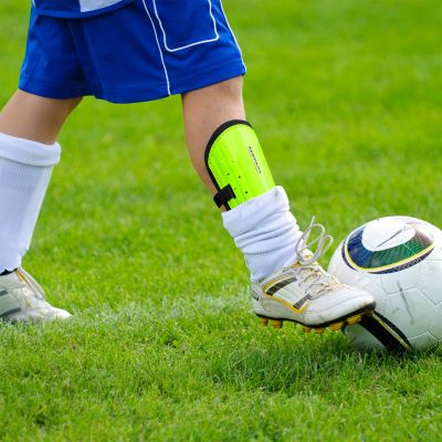 15. Meteor M football shin guards green