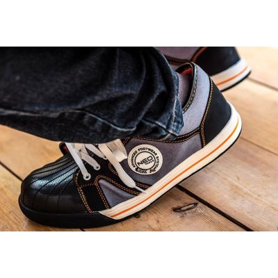 5. NEO tools 82-116 safety shoes